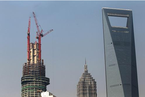 “上海中心”昨突破400米大关 身高月底超金茂大厦
